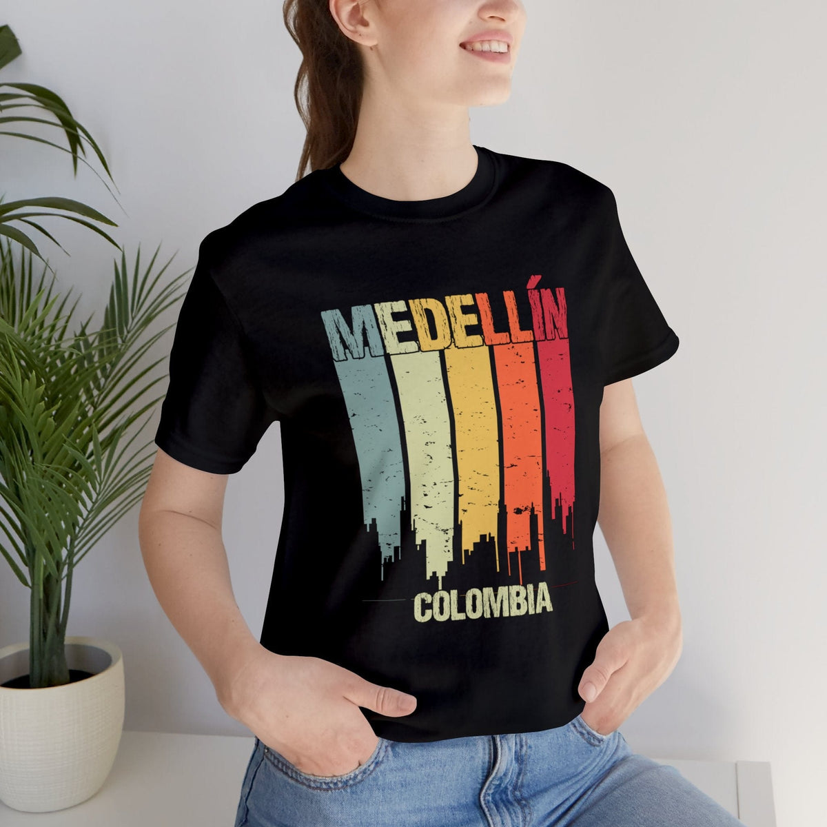 Medellín Throwback Vibes - Short Sleeve Tee